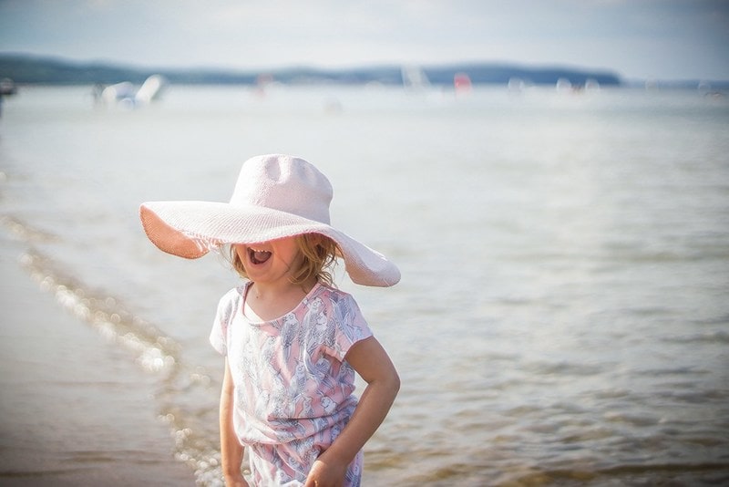 Projekt 365 morze dziecko z kapeluszem