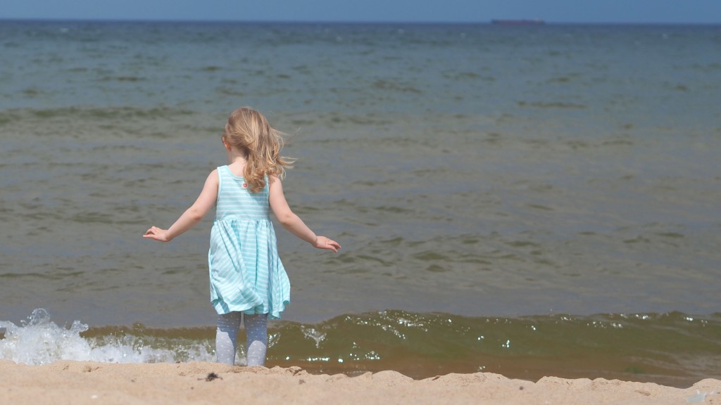 zara baby, dziewczynka nad morzem, sukienka w paski