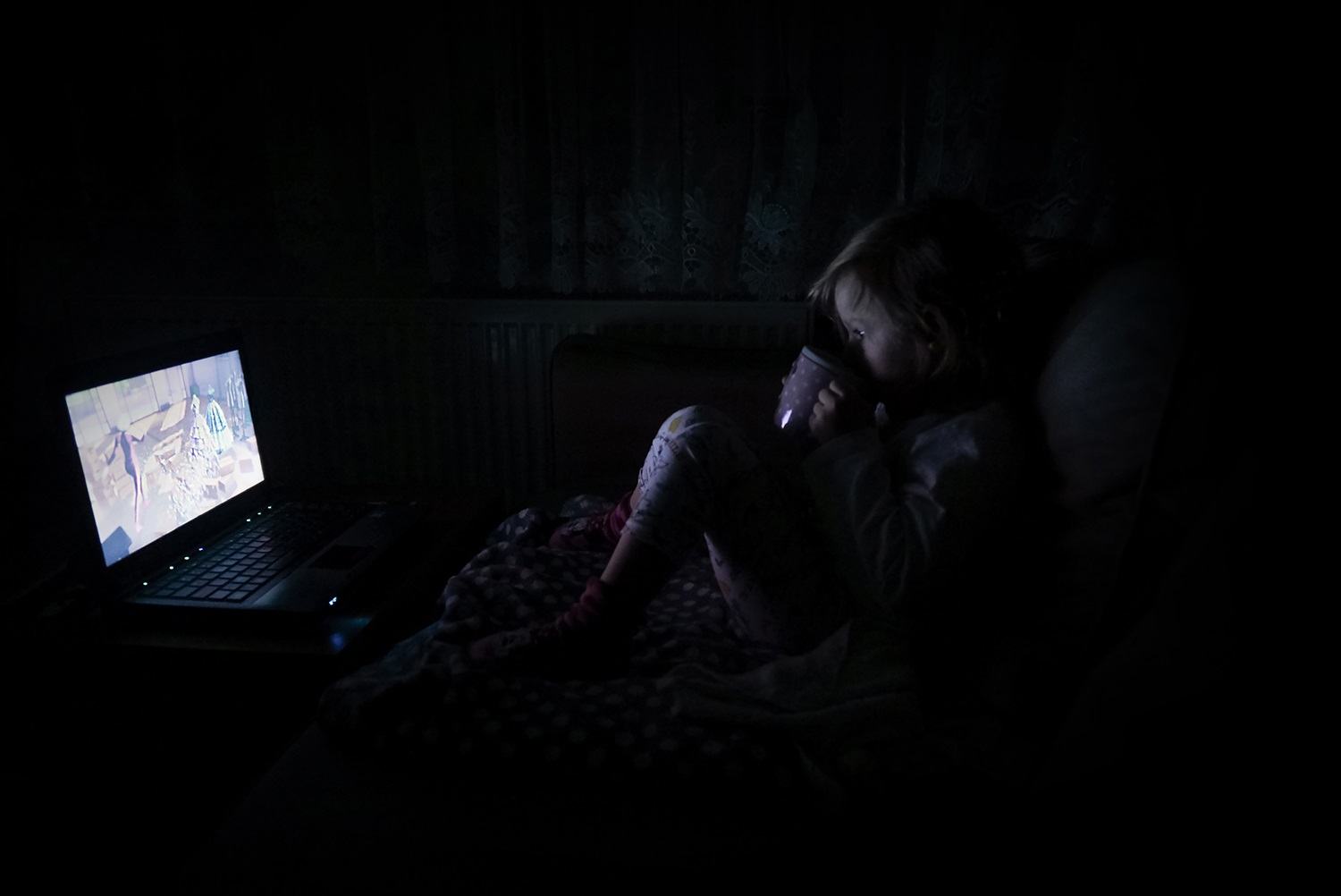 Laptop, film, kubek, nocne oglądanie filmów, dziecko