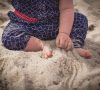 Dziecko, zabawa w piasku, oszczędzanie