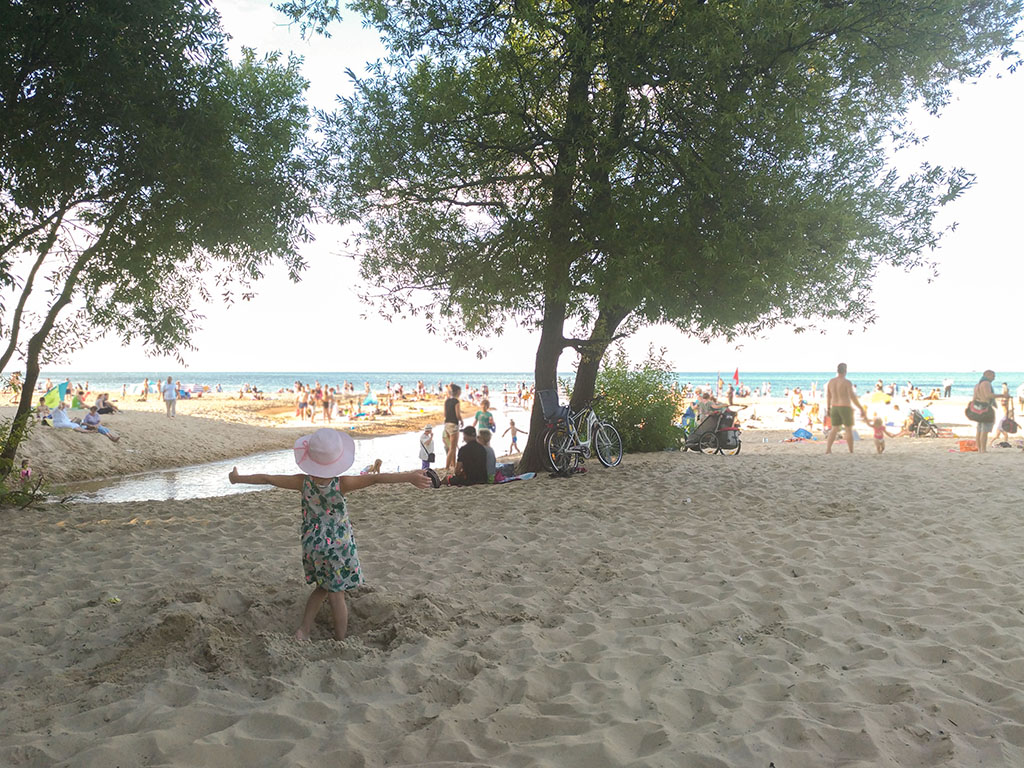 gdańsk jelitkowo, plaża dla dzieci, plaża gdańsk, gdańsk jelitkowo, dziewczynka w kapeluszu