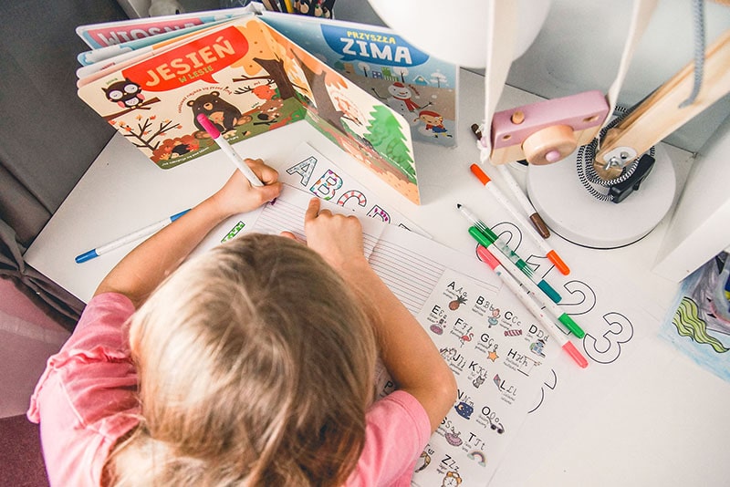 Jak nauczyć dziecko liter i cyfr? Pomocne wskazówki