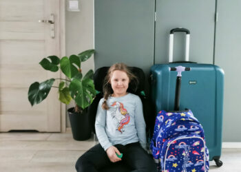 Jak bezpiecznie podróżować z dzieckiem, gdy lecicie na wakacje? + test składanego fotelika Chicco Fold&Go i-Size AIR