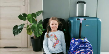 Jak bezpiecznie podróżować z dzieckiem, gdy lecicie na wakacje? + test składanego fotelika Chicco Fold&Go i-Size AIR